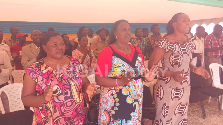 Abadepite Alphonsine Mukarugema na Mukakarangwa Clotilde baganira n'abaturage b'i Nyamiyaga.