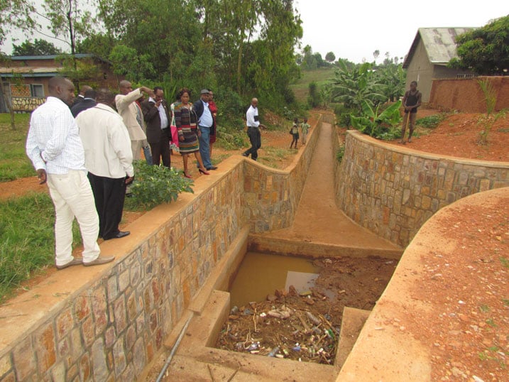Abadepite ba EALA bari basuye iyi ruhurura basabye Akarere ka Kayonza kuyipfundikira kugira ngo itazateza impanuka abana bato.