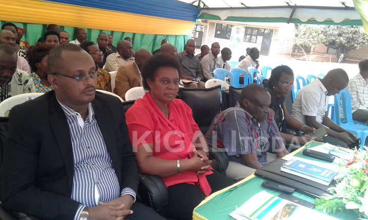 Abadepite bari bateze amatwi abarimu bumva ibyifuzo byabo.