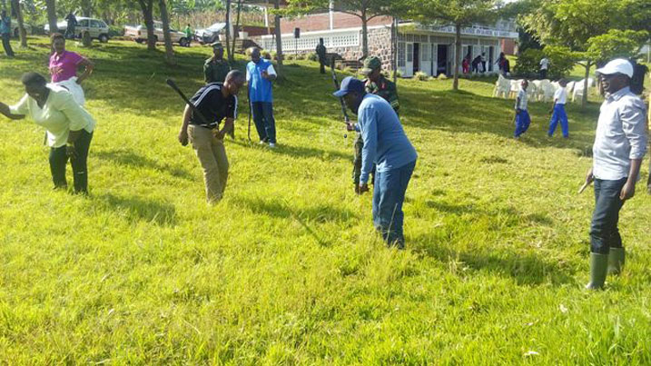Abadepite bifatanyije n'abaturage ba Kamonyi mu muganda rusange usoza Werurwe 2016.
