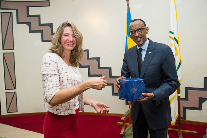 Abadepite bo mu Buholandi baha Perezida Kagame impano.