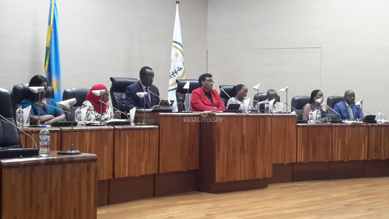 Imitwe yombi y'abagize inteko ishinga amategeko bari bateranye kugira ngo bagezweho raporo ya komsiyo ishinzwe uburenganzira bwa muntu
