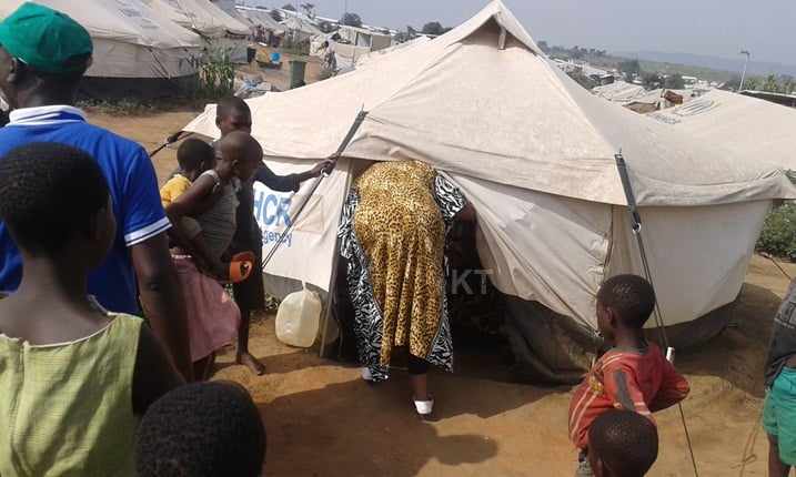 Abadepite bageze no mu nzu z'impunzi, bababazwa n'uburyo ziryama hasi.