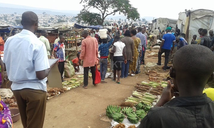 Abadepite basuye uduce twinshi tugize inkambi, baganira n'impunzi ku isuku.