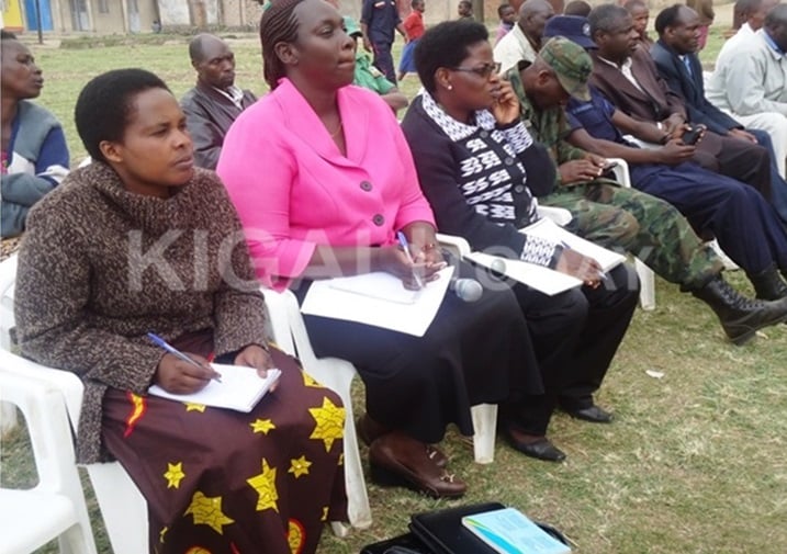 Abadepite Uwayisenga Yvonne na Uwamama Marie Claire bandikaga ibyo abaturage bavugaga byatumye bifuza ko ingingo y'101 yahinduka.
