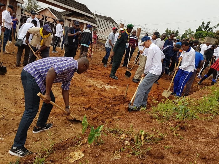 Pastor Ted Wilson yanifatanyije n'abaturage mu muganda ngarukakwezi wakorewe mu Murenge wa Kimihurura