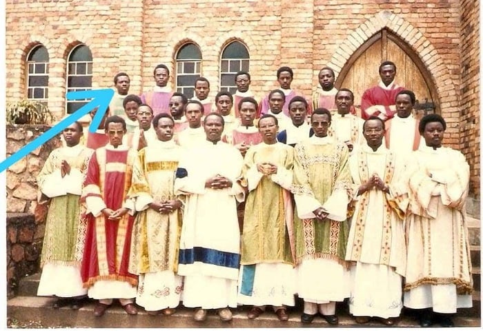Ubwo abadiyaconi 26 b'u Rwanda bari bitegue guhabwa ubupadiri. Mgr Harolimana ni uwo akarango kerekana mu gihe Mgr Kambanda ari uwa kane uvuye iburyo ku murongo wa kabiri
