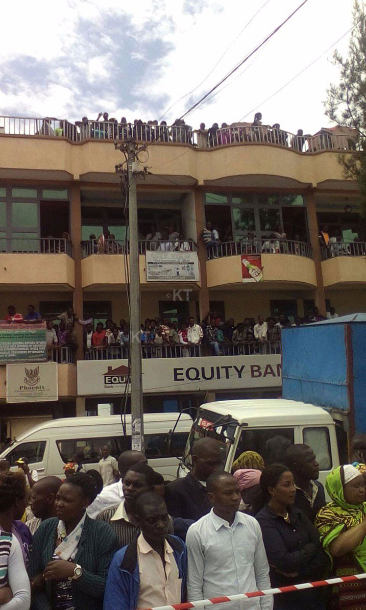 Abafana bishyuzwaga 500Frw kugira ngo burire hano bashobore kwikurikiranira neza isiganwa.