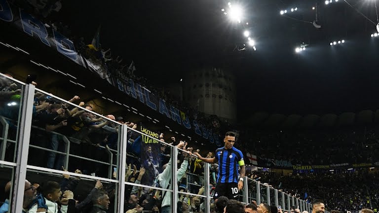 Yagiye kwishimira igitego hamwe n'abafana ba Inter