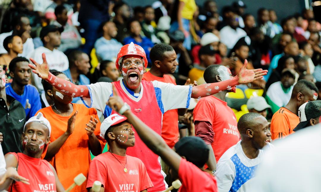 Abafana b'ikipe ya REG bashyigikiye ikipe y'abagabo ndetse n'abagore