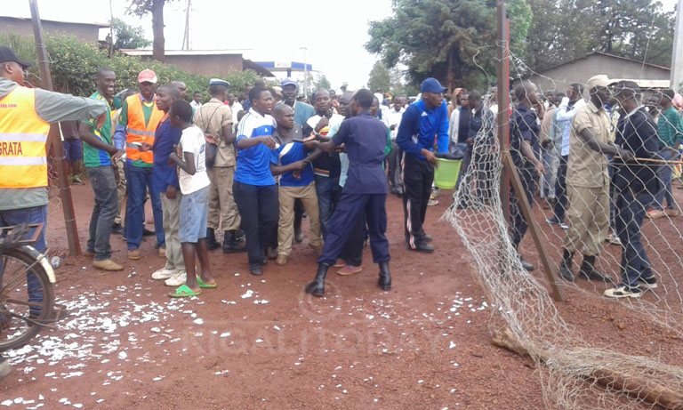 Abafana bari bababaye nyuma yo kubura amatike bagahezwa hanze