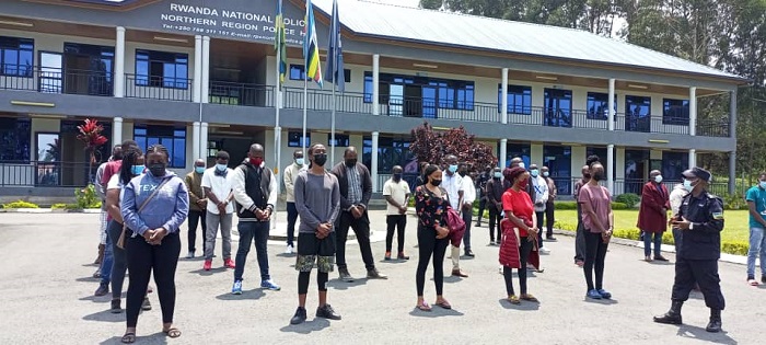 Abafatiwe mu tubari uko ari 28 bahise bashyikirizwa Polisi station ya Muhoza