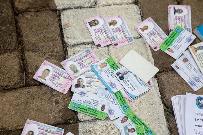 Babaga bafite perimi nyinshi bakoze hamwe n'izindi nyandiko mpimbano zitandukanye zirimo n'iza Polisi