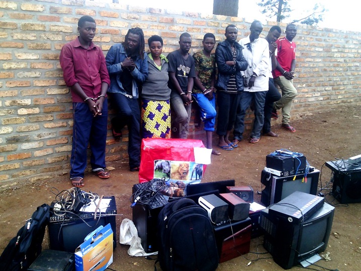 Abafashwe bahakana ko bibye abandi ngo baguze ibyibano.