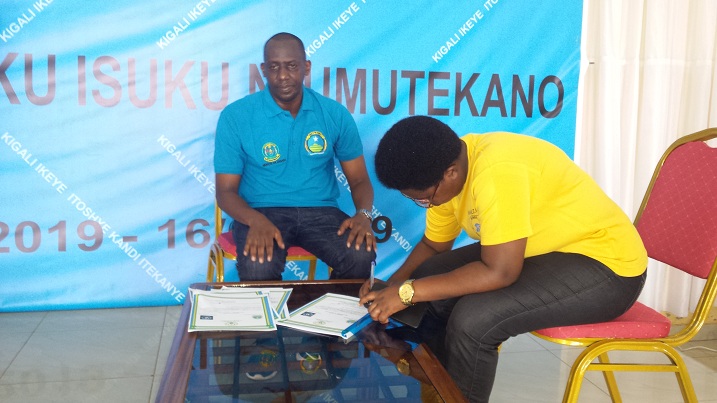 Abafatanyabikorwa b'umurenge w Remera mu isuku basinyanye imihigo