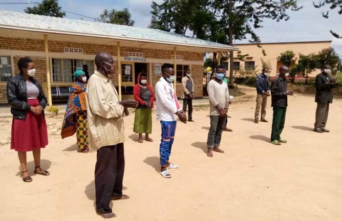 Abantu bafatiwe mu kabari na nyirako ubu bafungiye kuri kuri sitasiyo ya Polisi i Nyamagabe