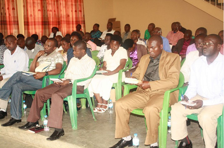 Abafite VUP mu nshingano basabwe gushyira imbaraga mu kwishyuza abahawe inguzanyo bagaterera agati mu ryinyo.