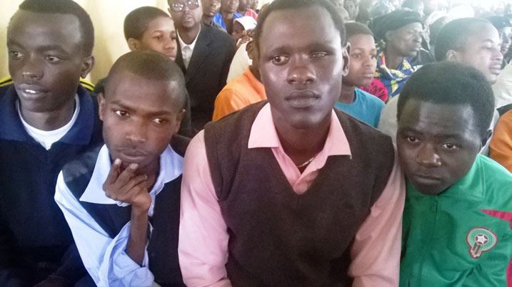 Mu birori byo kwiziha umunsi w'abafite ubumuga, hari abatumva ntibavuge wabonaga badakurikirana ubutumwa butangwa kubera batazi ururimi rw'amarenga.
