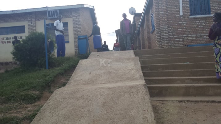 Abafite ubumuga bafashwa gushyirirwaho inzira ziborohereza kugera mu mashuri.