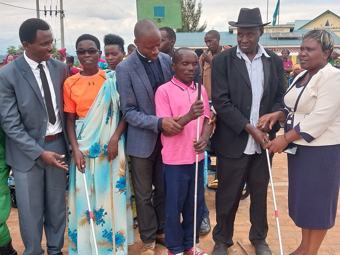 Abafite ubumuga bwo kutabona bashyikirijwe inkoni zabugenewe