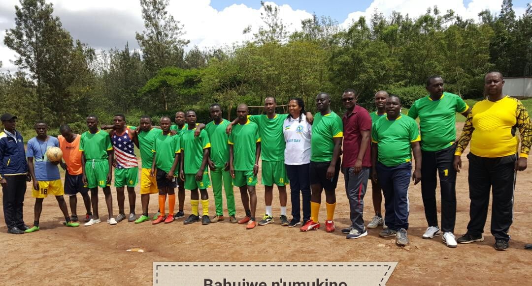 Abaforomo n'ababyaza bitegura gukina umupira w'amaguru wabahuje n'abaturage b'Umurenge wa Bumbogo