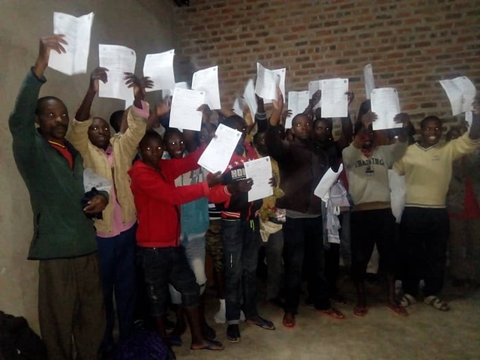 Abafunguwe i Musanze barabyishimiye, bahabwa n'impapuro zibafungura