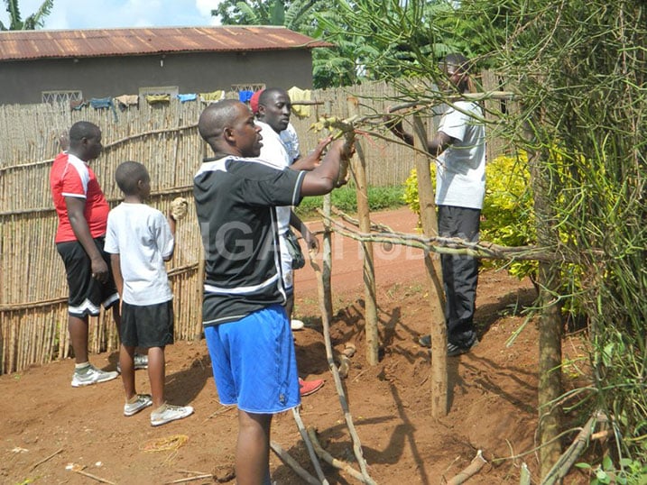 Abagabo bamusaniye urugo.