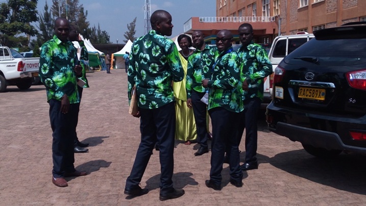 Abagabo bari bambaye imyenda badodesheje.