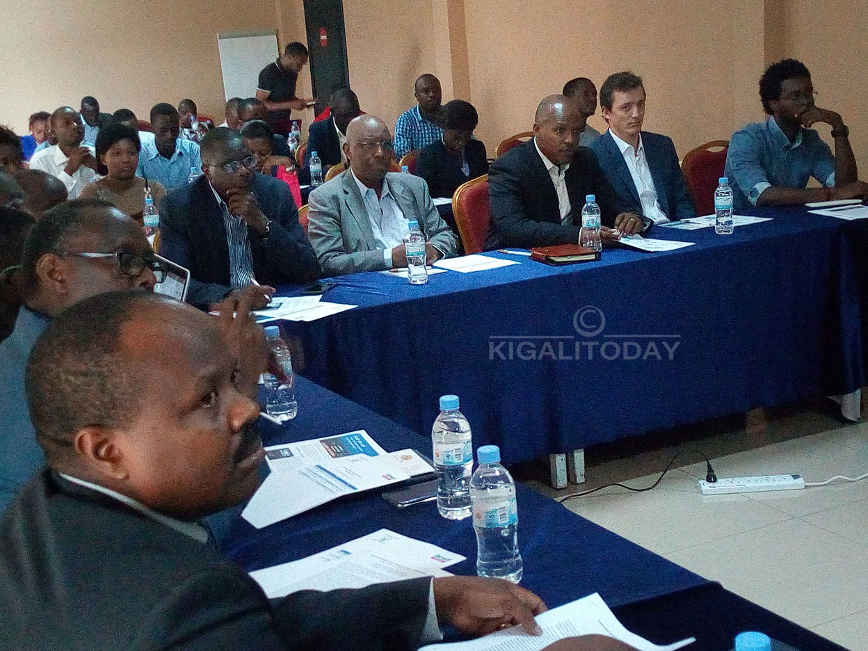 Abaganga batandukanye basobanurirwa ibijyanye no kubaga hifashishijwe ikoranabuhanga rya mudasobwa