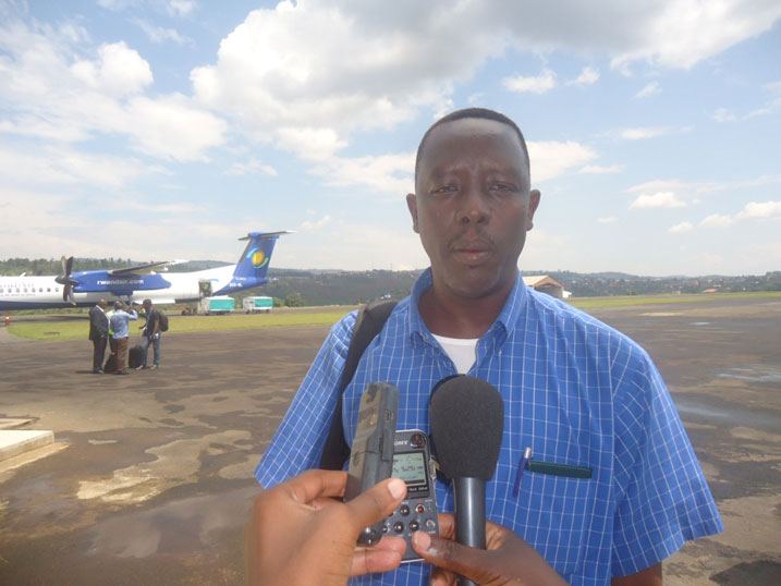 Abagenzi barasaba ko ikibuga cyakorwa vuba.