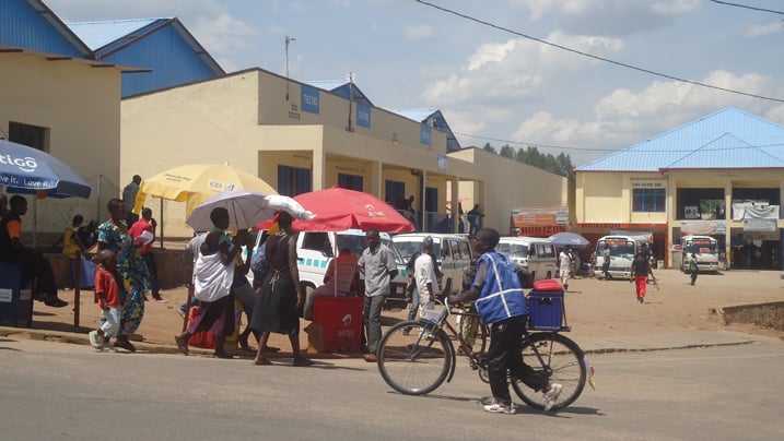 Abagenzi baba babuze aho bikinga izuba