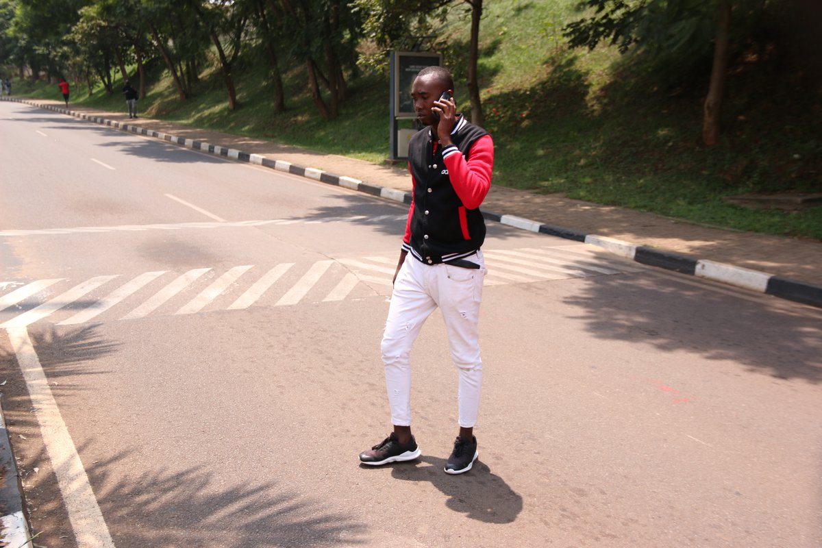 Abagenzi bagirwa inama yo kwirinda kuvugira kuri telefoni mu gihe barimo bambuka umuhanda