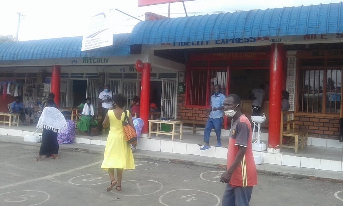 Abagenzi bagaragaye bajya gutega imodoka batijujutira ibiciro kuko byamanuwe