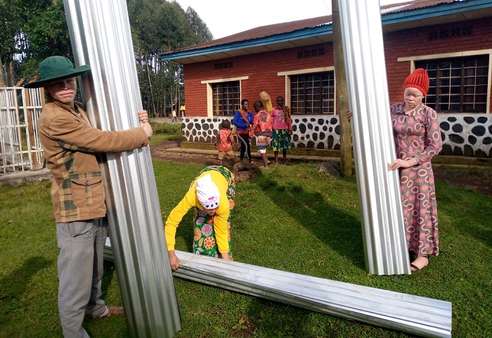 Bishimiye abagiraneza babagobotse bakabaha amabati agiye gusimbura ayatobowe n