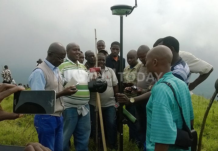 Abagize itsinda rishinzwe gusubizaho imipaka bagaragaza aho ibihugu bigabanira.