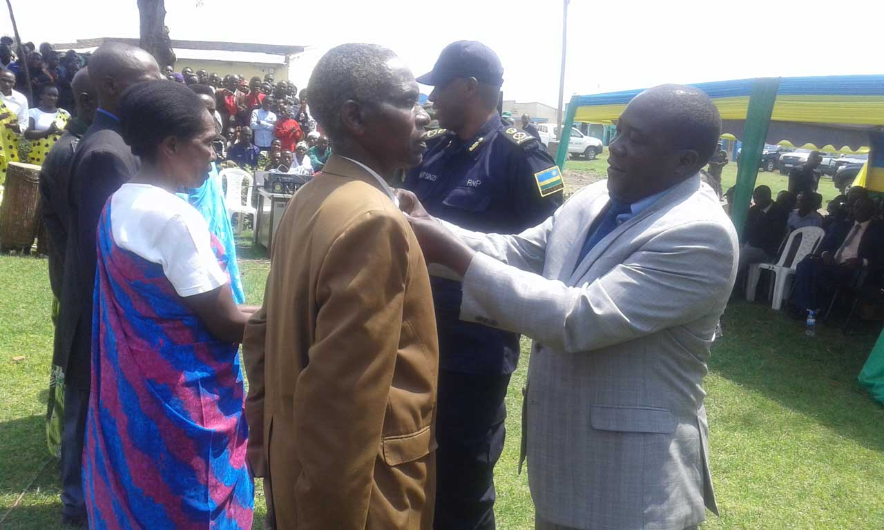 Abagize ubutwari bwo kurokora Abatutsi muri Jenoside bambitswe imidari y