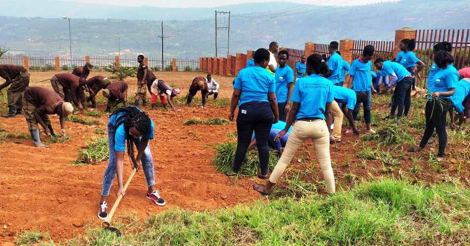 Abagize AERG hamwe n'Inkeragutabara zo muri Gasabo bateye ubusitani ku rwibutso rwa Ruhanga