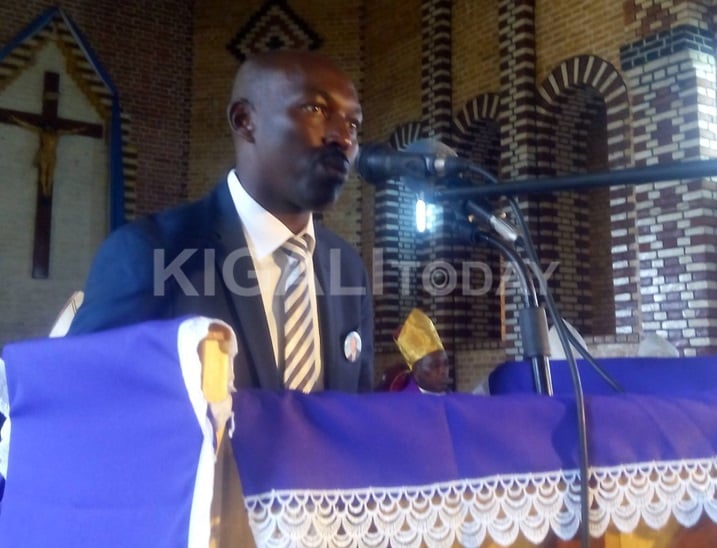 Abagize umuryango wa Padiri Karekezi bashimiye ababafashe mu mugongo.