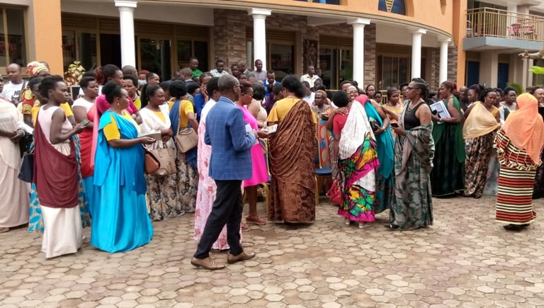 Abagore bahagarariye abandi basabwe gutanga urugero rwiza mu myitwarire