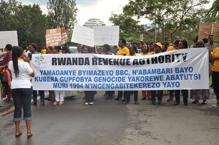 Abagore bakorera ikigo cy'imisoro n'amahoro nabo bitabiriye urugendo rwo kwamagana BBC. 