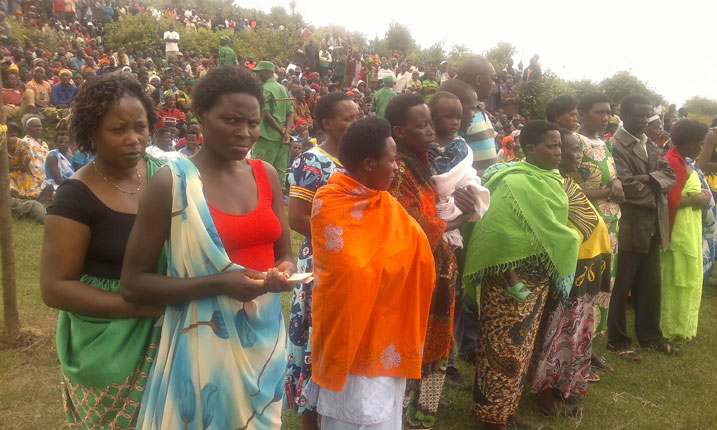 Abagore batishoboye bahawe abishingizi bazajya babafasha kwikura mu bukene muri gahunda yitwa "inshuti mu kwigira".