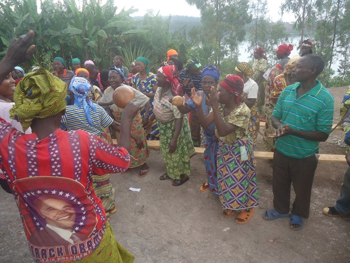 Abagore bo ku Nkombo buhagira abagabo babo, bakabasiga amavuta bakanabaheka.