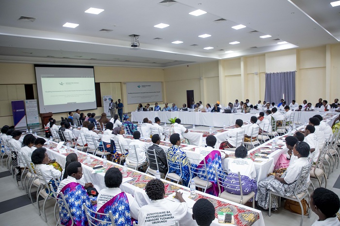 Bamwe mu bagore bafashwa bakaba barahinduriwe ubuzima na Women for Women