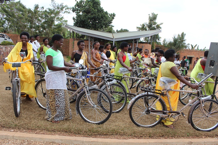 Abagore bahuguwe bahawe amagare azabafasha mu ngendo zo gukurikirana amatsinda babarizwamo.