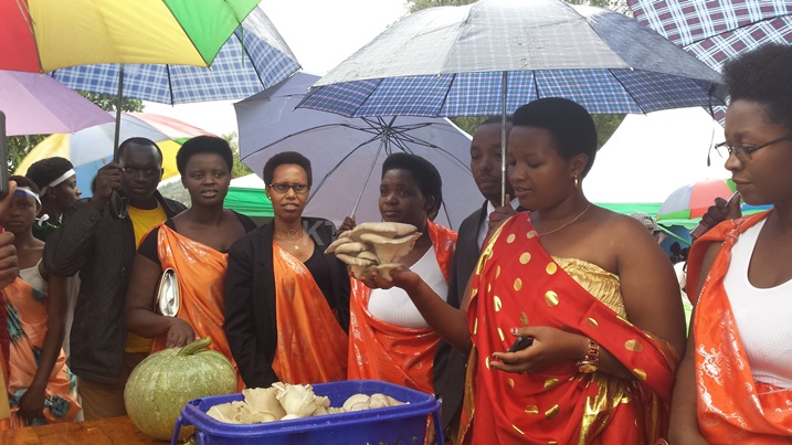 Abagore bamuritse bimwe mu bikorwa bakora.