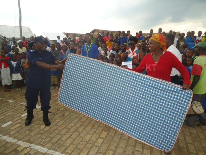 Abagore bahawe Matelas zo kuryamaho