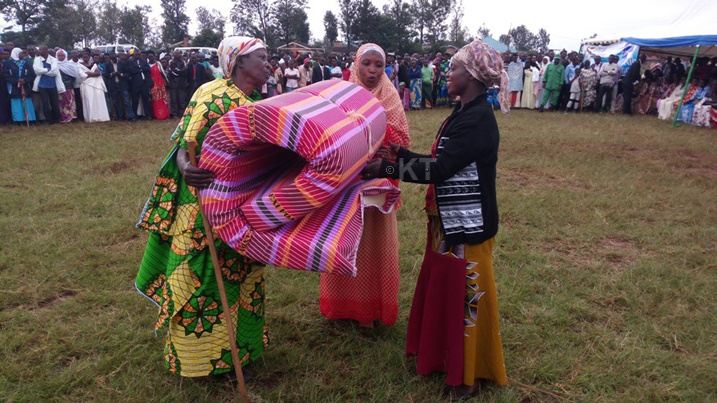 Abagore banaremeye mugenzi wabo utishoboye.
