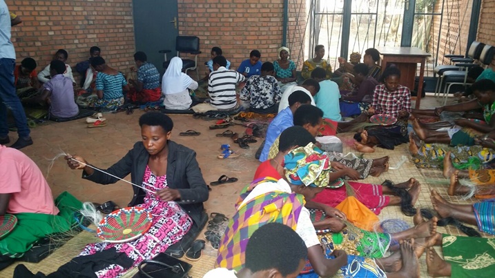 Abagore bavuga ko ubugeni n'ubukorikori bitanga amafaranga kandi bikagira akazi gahoraho.