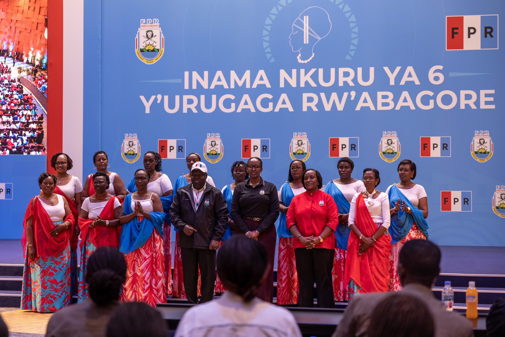 Abayobozi bashya batowe bafashe ifoto y'urwibutso hamwe na madamu Jeannette Kagame n'abandi bayobozi muri FPR Inkotanyi