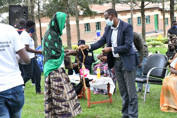 Abagore bakennye kurusha abandi 16 borojwe amatungo magufi